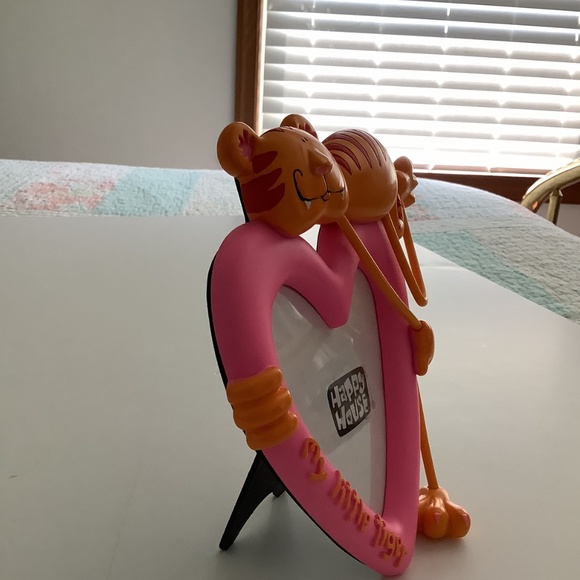 New Set of 2 Girls Child’s Pink Picture Frames Decor Butterfly & Heart Table Top - Picture 5 of 9